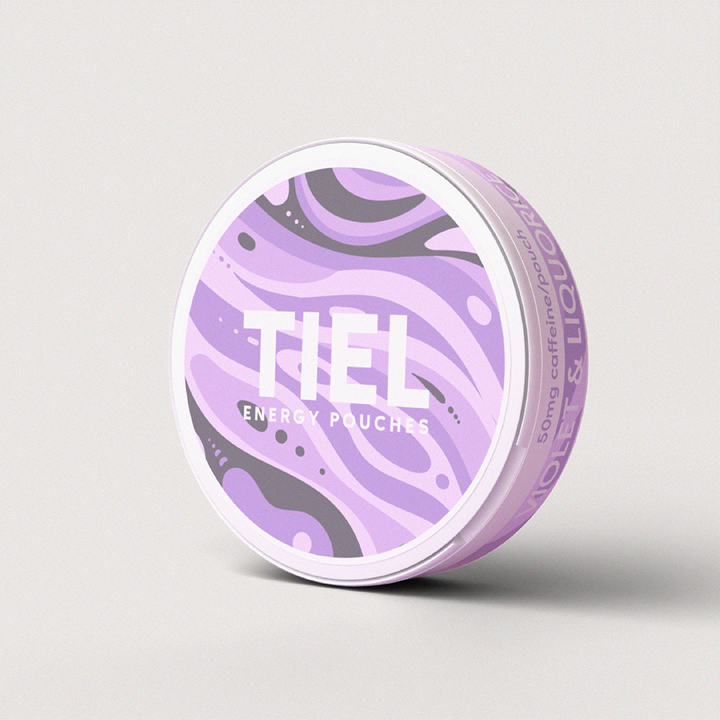 TIEL koffein snus i smaken violet & liquorice, ståendes på vit bakgrund.