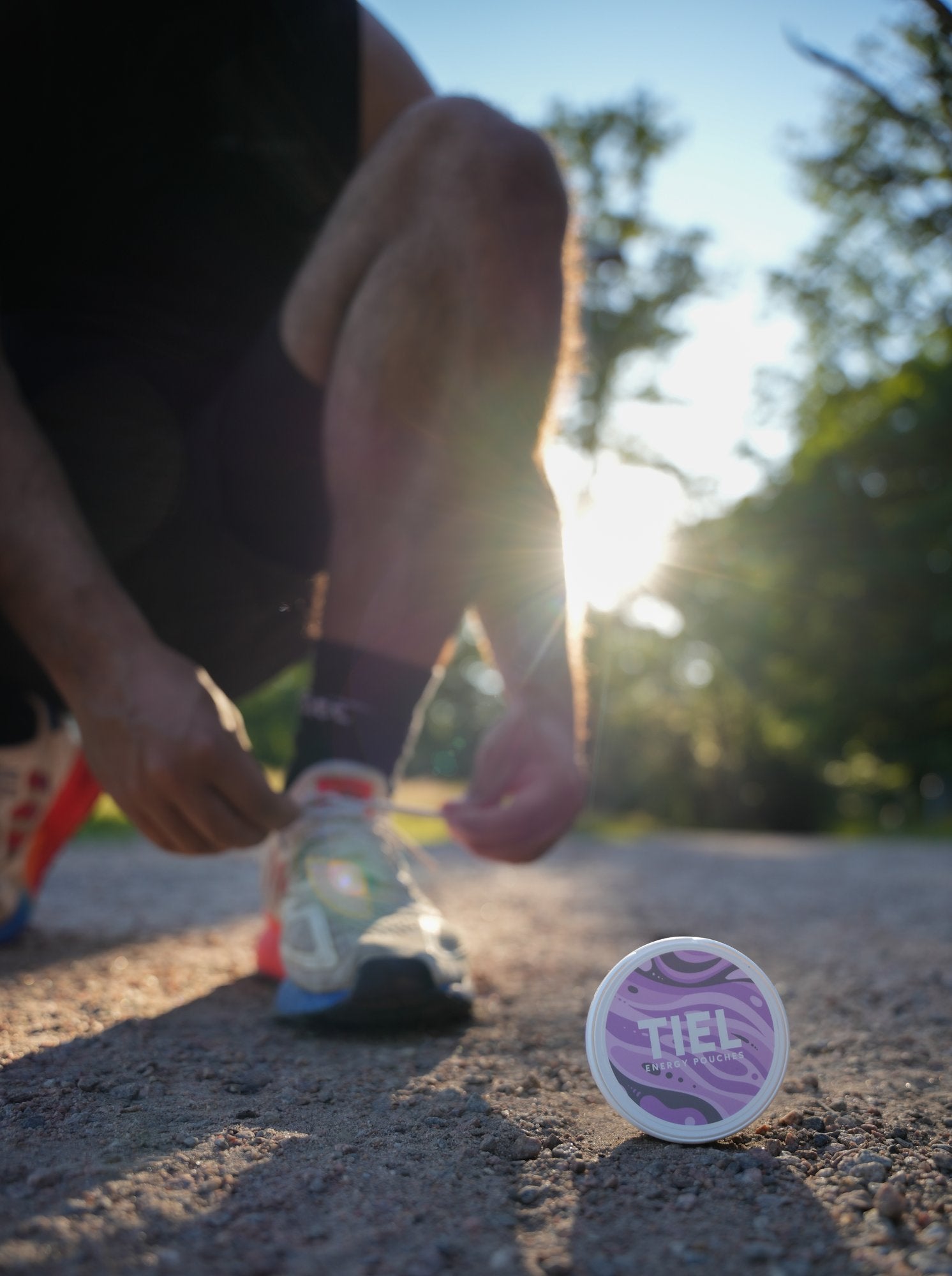 En kille tar TIEL koffein påsar under träning