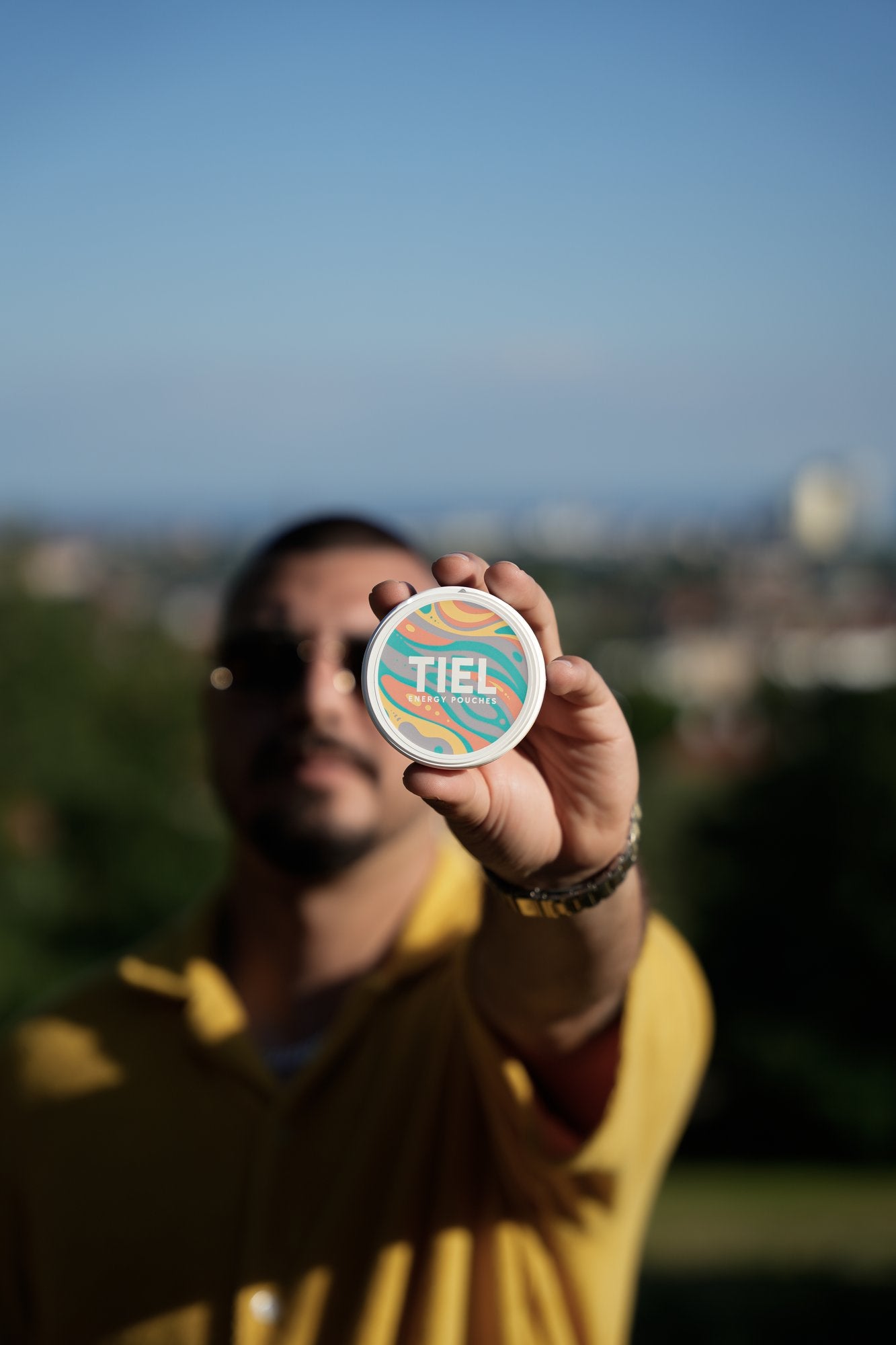 Kille som interagerar med TIEL Energiklubben kundklubb där medlemmar kan rösta fram nya smaker och påverka utvecklingen av energy pouches och koffein snus
