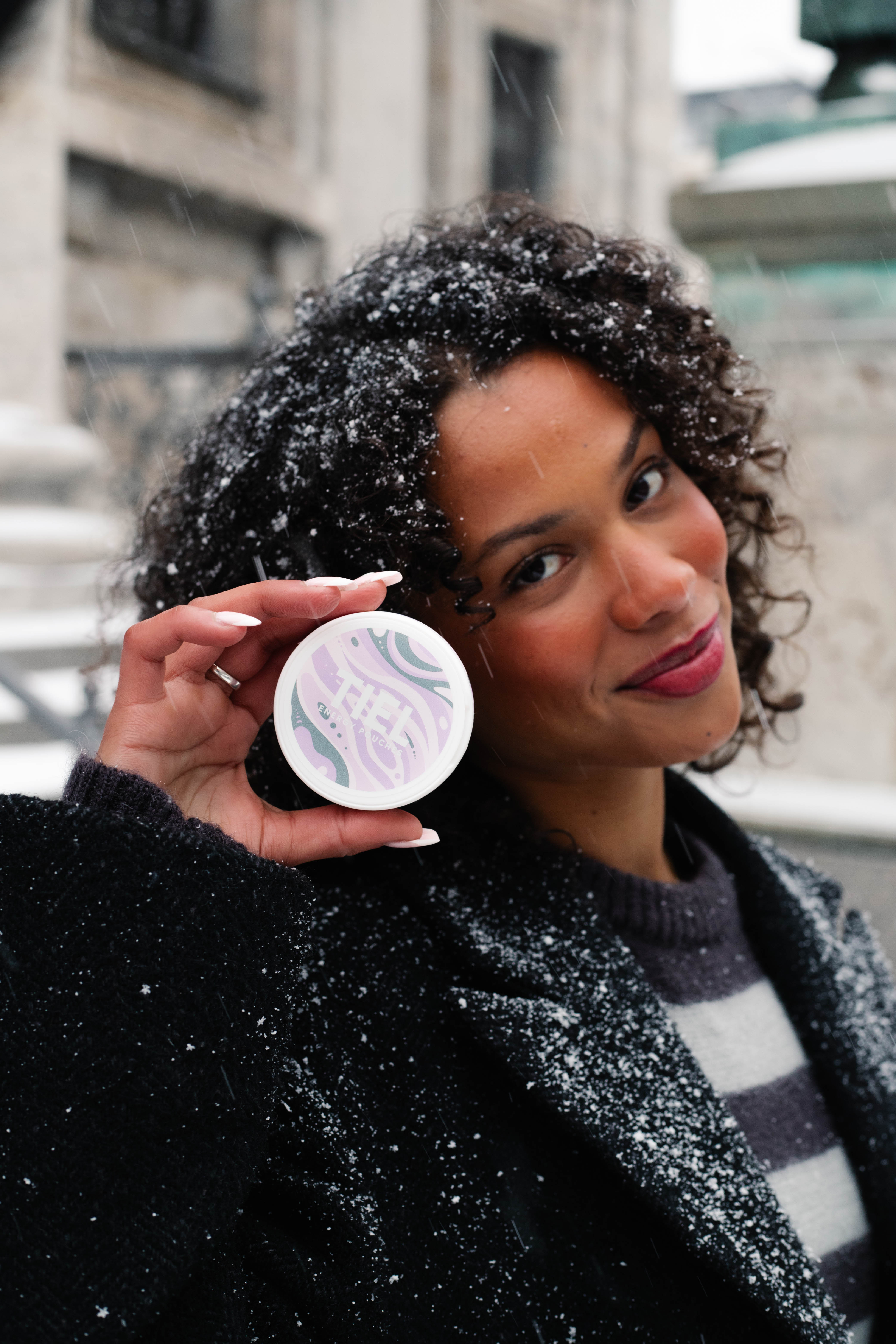 Tjej visar upp smaken Violet & Liquorice från TIEL energy poches