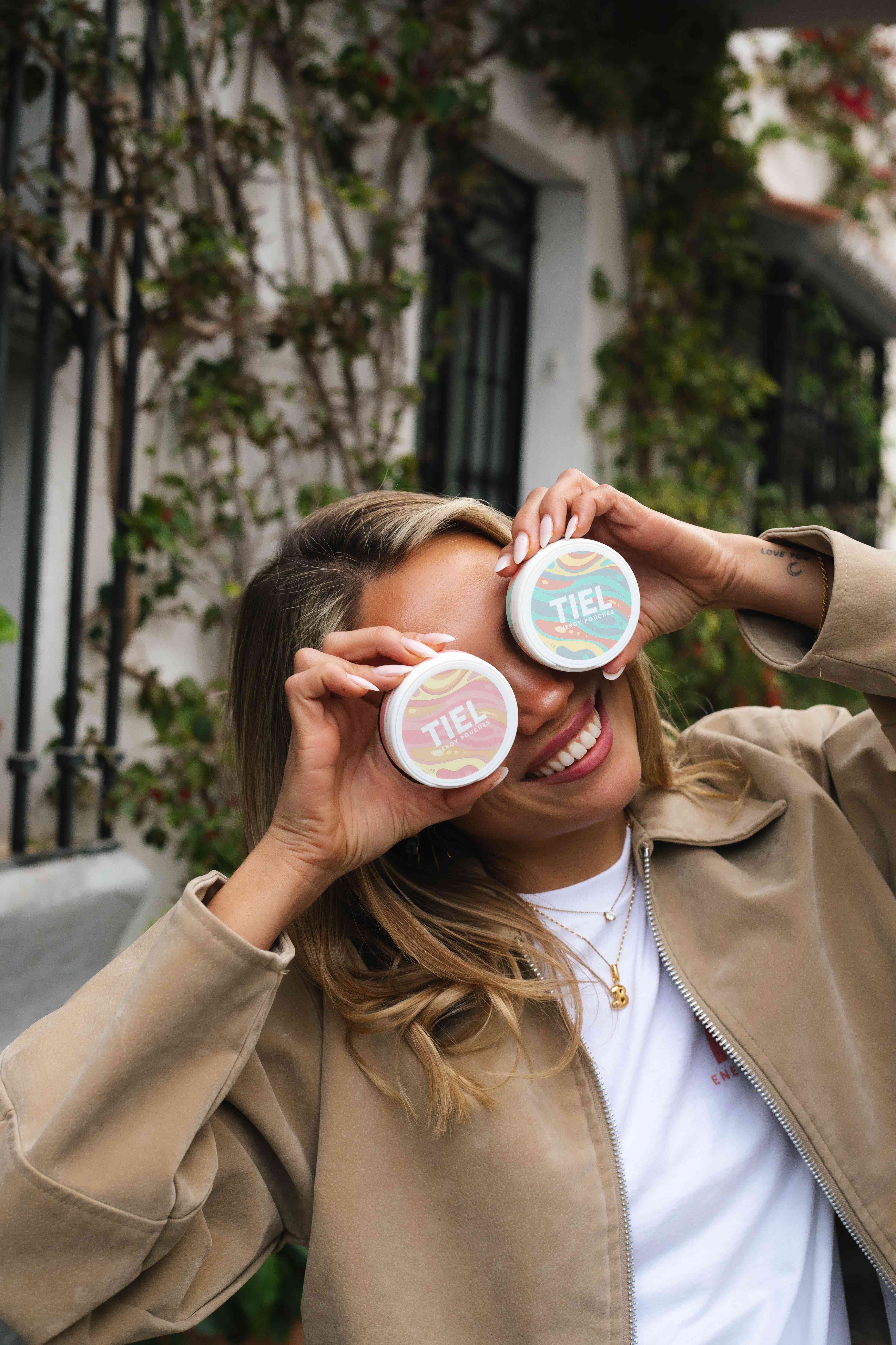 Instruktionsbild som visar hur man använder TIEL energy pouches i tre enkla steg – nikotinfritt snus med koffein