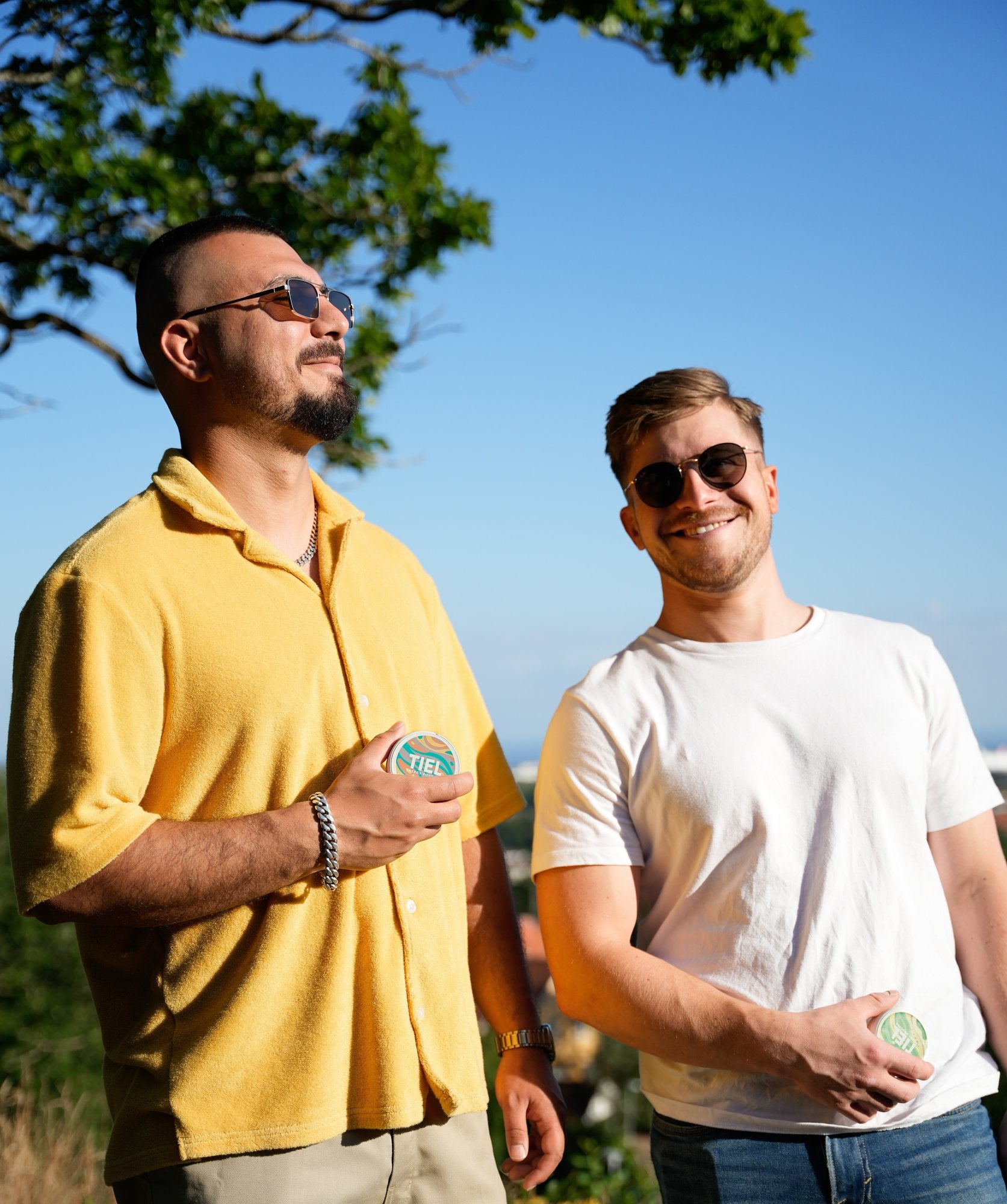 Bild som promotar TIEL kundklubb där medlemmar får tillgång till exklusiva förmåner för energy pouches och nikotinfritt snus med koffein