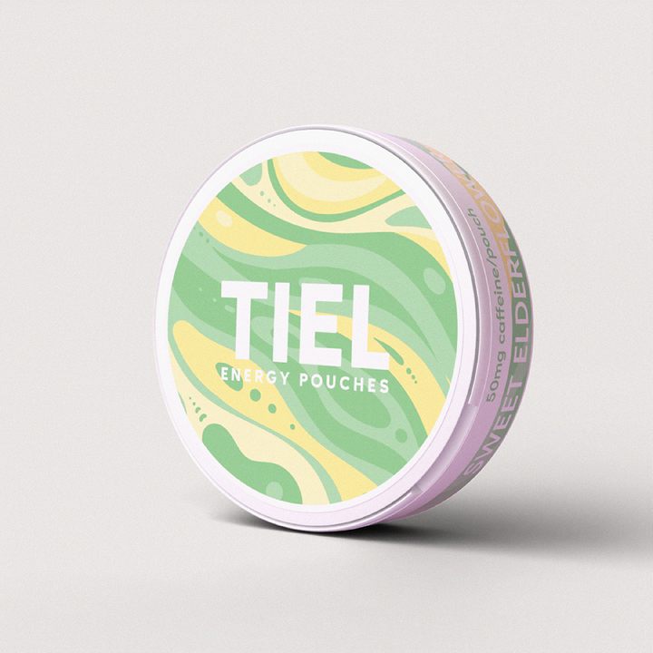 TIEL koffein snus i smaken sweet elderflower, ståendes på vit bakgrund.