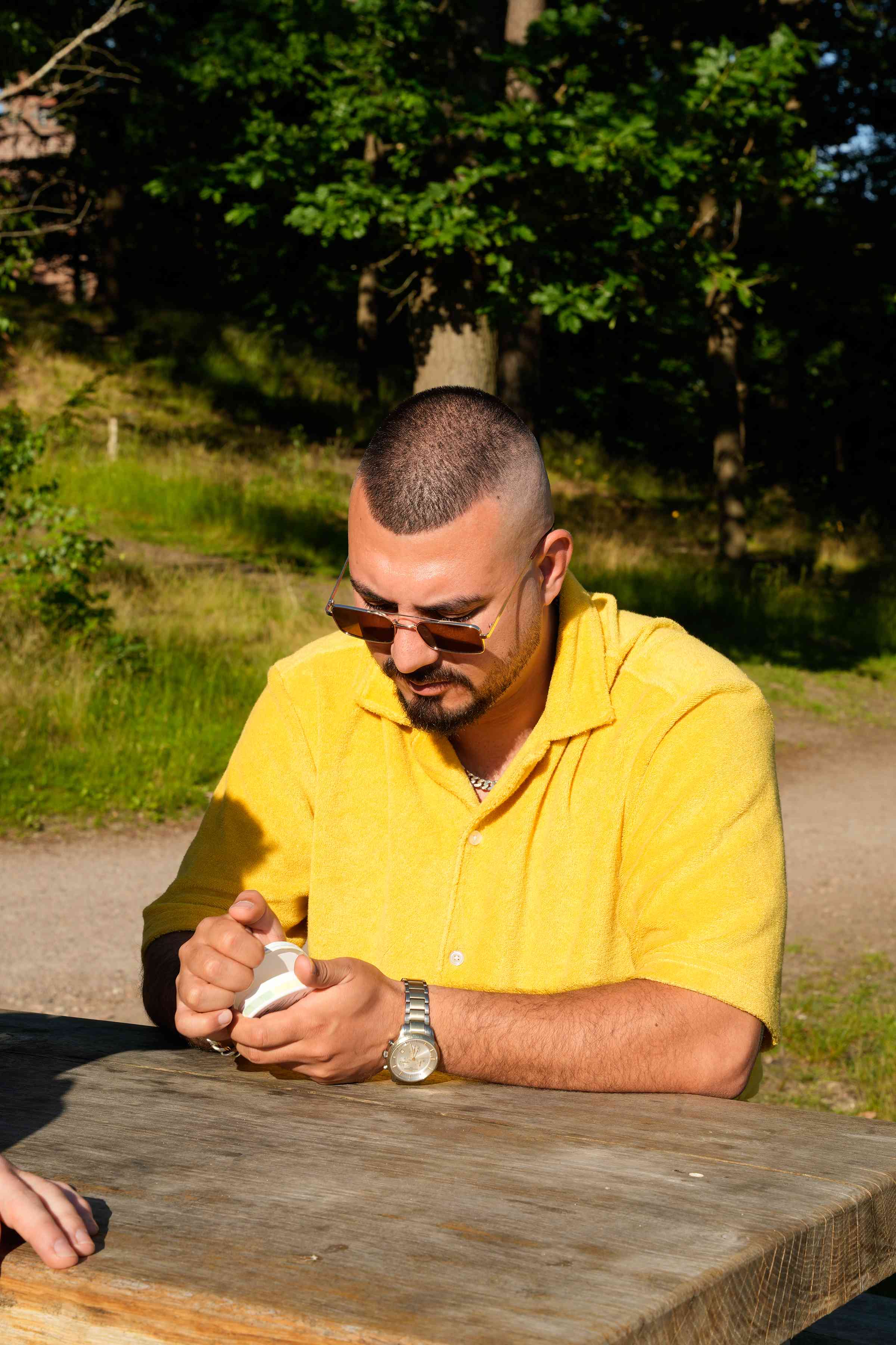 UGC-bild på kille utomhus i fint väder som håller en TIEL energy pouches dosa – nikotinfritt snus med koffein