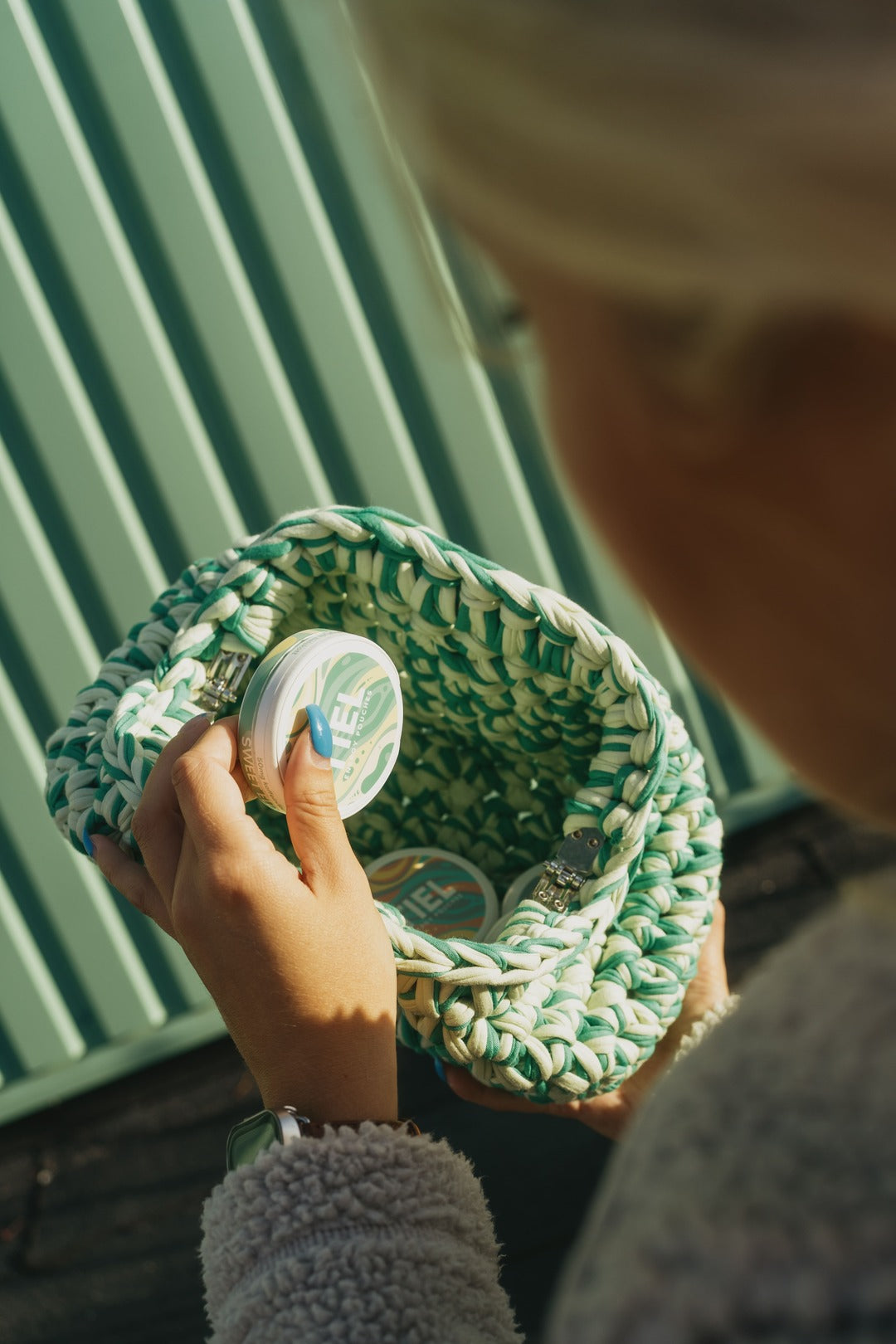 Person som har en TIEL energy pouches dosa i väskan för diskret och smidig användning i vardagen som koffein snus alternativ