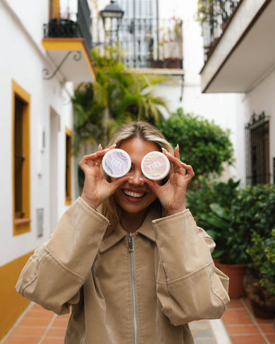 Person visar TIEL Energy Pouches med positiv och energifylld känsla