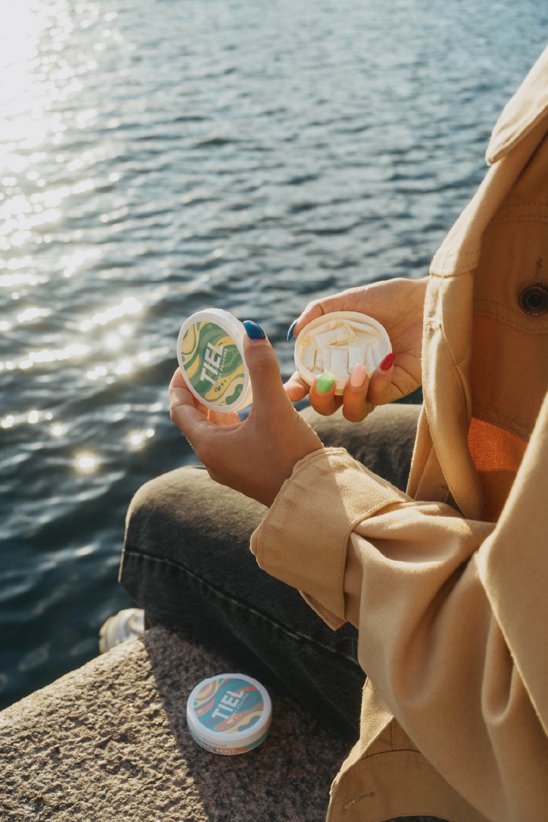 En kund visar upp flera smaker av tiels energi snus